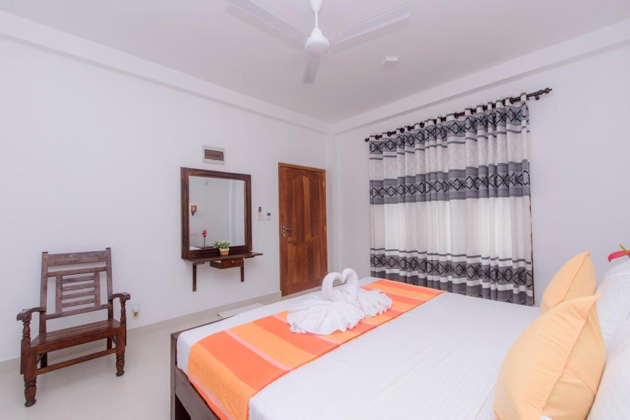 Scenery River Star Hotel ฮิกคาดูวา ภายนอก รูปภาพ