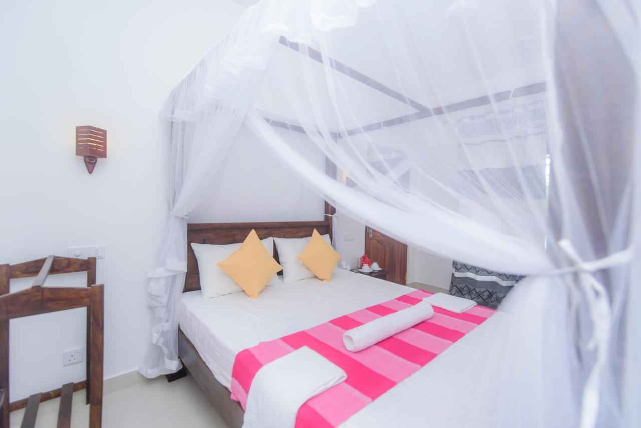 Scenery River Star Hotel ฮิกคาดูวา ภายนอก รูปภาพ