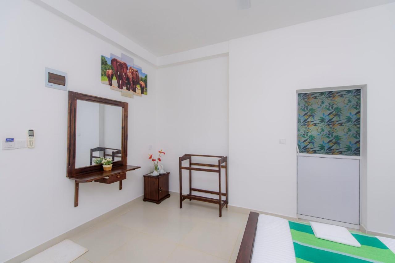 Scenery River Star Hotel ฮิกคาดูวา ภายนอก รูปภาพ