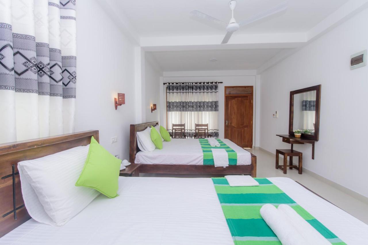 Scenery River Star Hotel ฮิกคาดูวา ภายนอก รูปภาพ